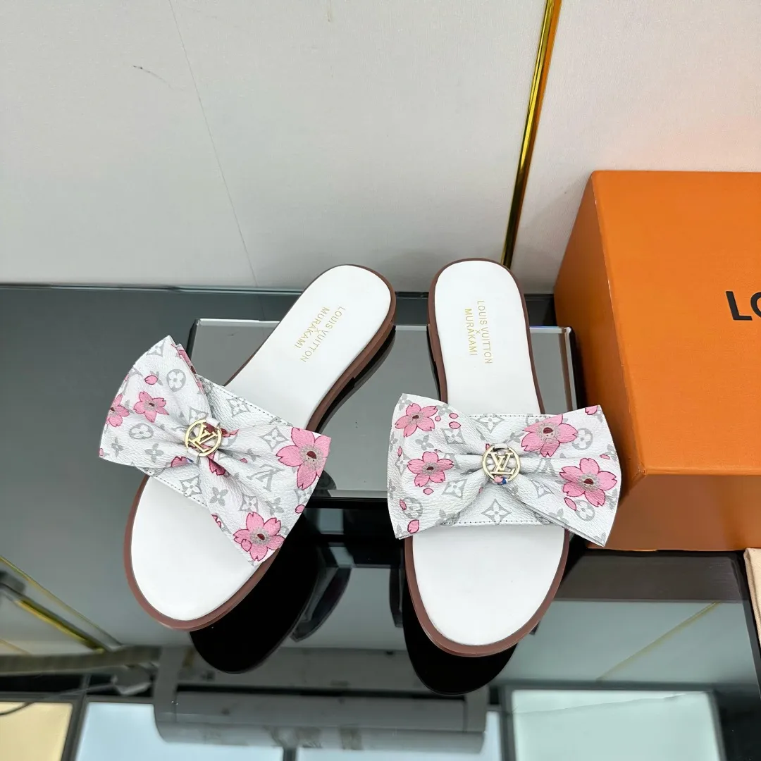 👟👟Ex-factory price 280👟👟 (available all year round) ❥V’s latest popular special material lock it series lock mop, super heavy industry launches! The golden lock on the toe is engraved with the LV letters logo 🔸Number of sizes 34-42) Welcome new and old customers to place orders in the picture above.